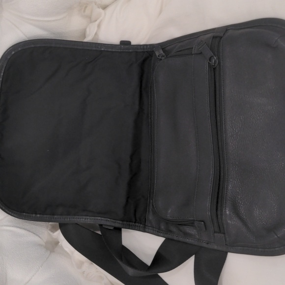 Tumi Crossbody Leather bag - Picture 4 of 7